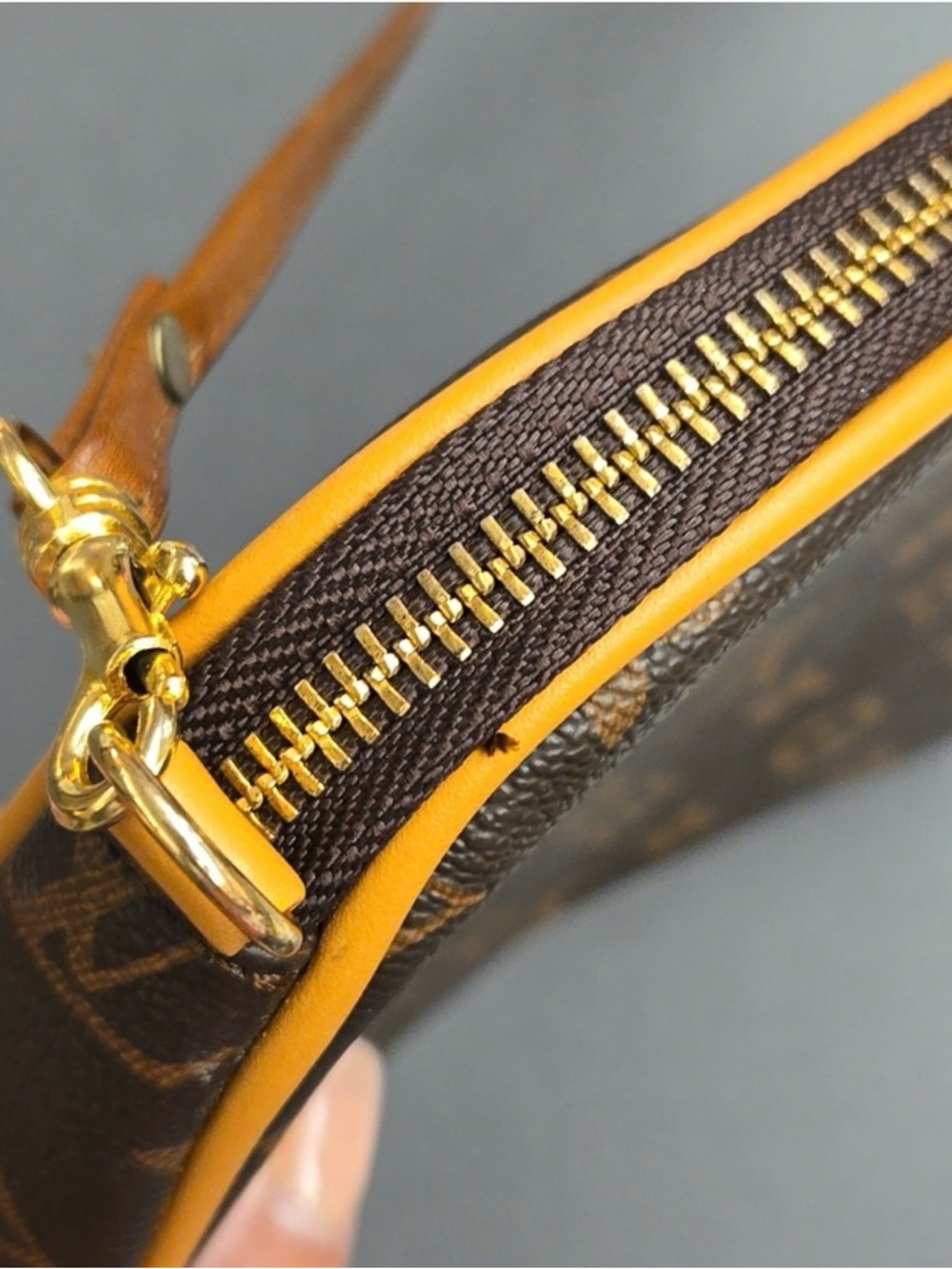 Designer Inspired Fashion Crossbody Bag - Picture 6 of 11